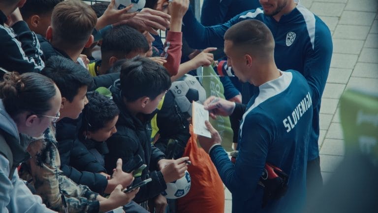 Fans der Slowenischen Nationalmanschaft kriegen Autogramme.