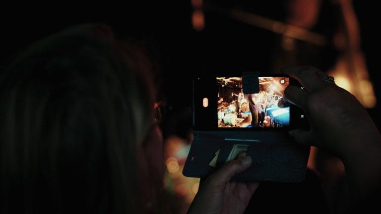 Aus dem Recap-Video für Roman Babik´s Urban Wedding Band, nehmen Fans besondere Momente des Konzerts auf.