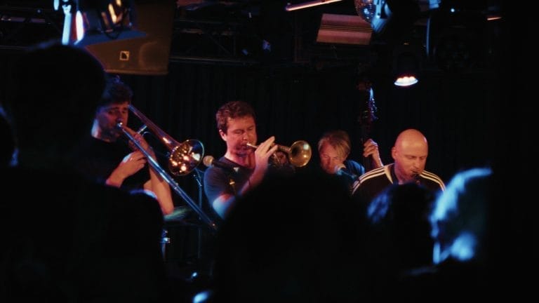 Im Club Loch spielt die Urban Wedding Band Jazz Musik.