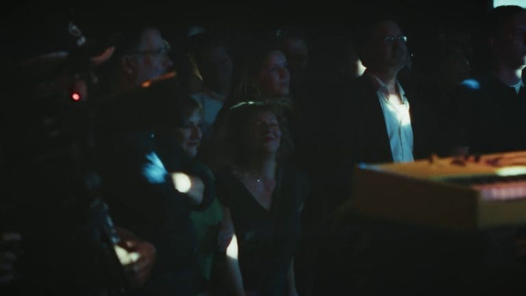 Publikum welches zu der Jazz Musik im Club Loch tanzt.