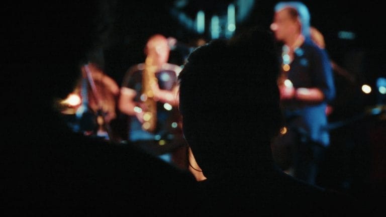 Zuschauer im Club Loch, hören der Jazz Musik der Urban Wedding Band zu.