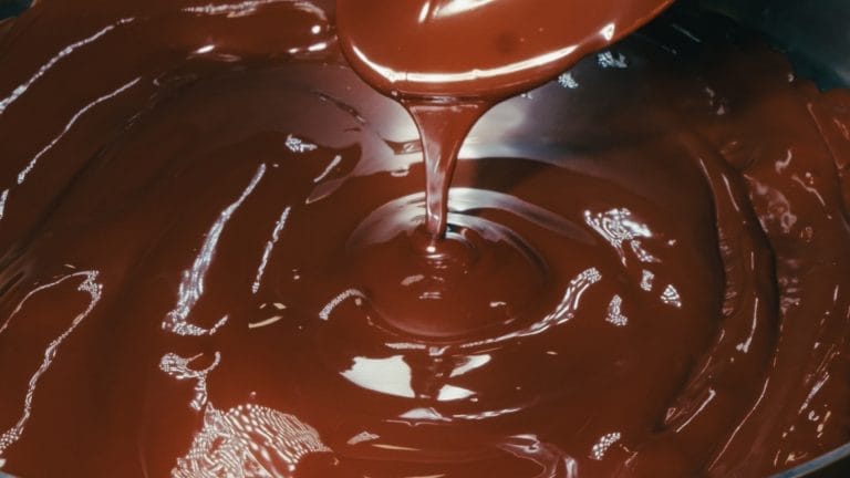 Schokolade des Herstellungsprozesses für das Eis von "Cremeeis" wird in diesem Bild des Imagefilmes gezeigt.