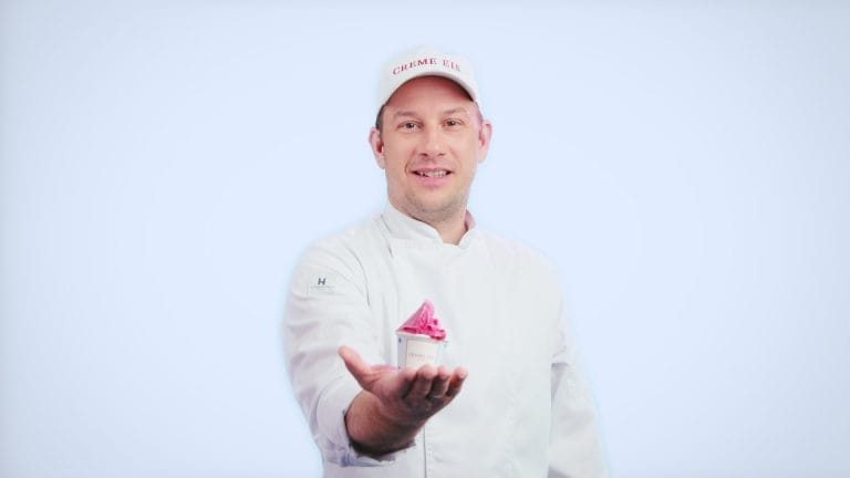 Das Eis von "Cremeeis" wird in diesem Bild von einem Mitarbeiter Vorgestellt.