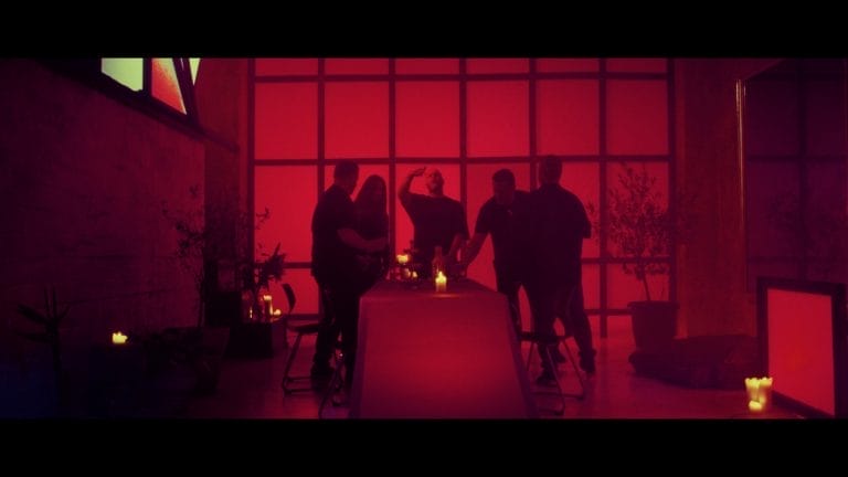 Auschnitt vom Musikvideo Familia Final von Curse. Es werden die Deutschrapper CORA E., STIEBER TWINS & APHROE, gezeigt.