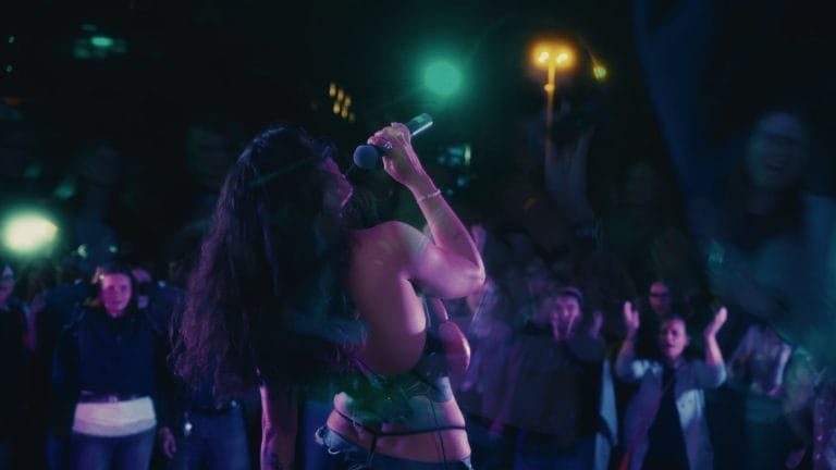 Die Sängerin Futurbae wie sie auf einem Geheimkonzert performt.