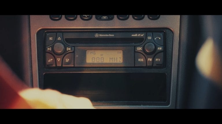 Film Ausschnitt der ein Radio zeigt.