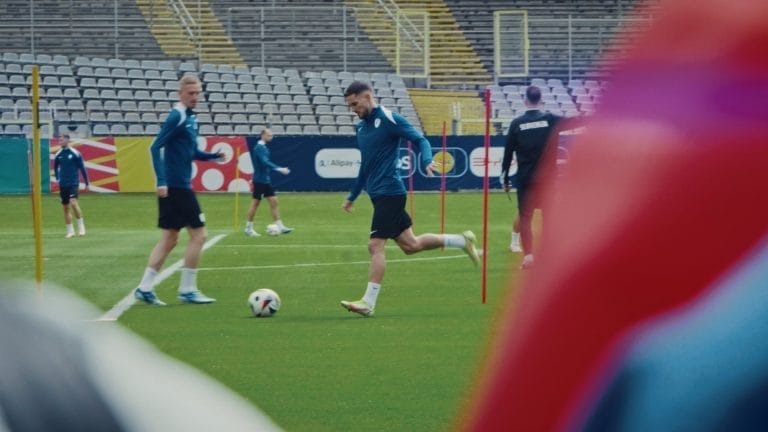 Ein Spieler der Slowenischen Nationalmannschaft schießt beim Training einen Fußball.