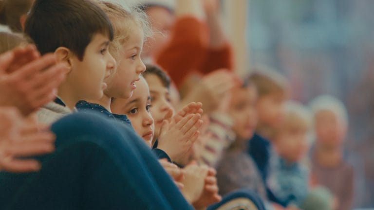 Filmausschnitt der Kinder in Verbindung mit Kultur zeigt.