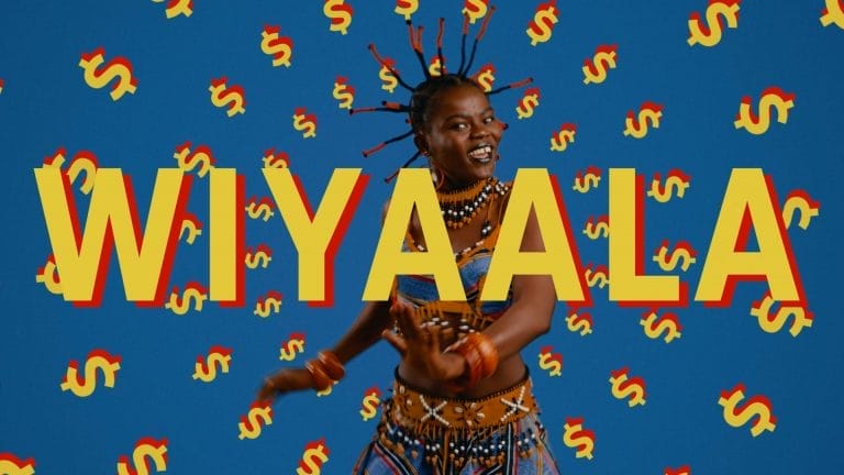 Die Musikerin Wiyaala wird im Musikvideo gezeigt wie sie den Song "Tell Money" Singt.