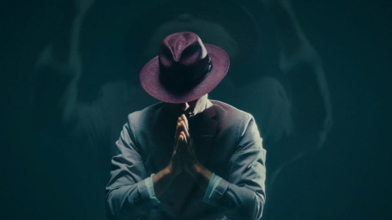 Der Reggae Musiker "DODO" singt in dem Musikvideo seinen Song "Im Mai".