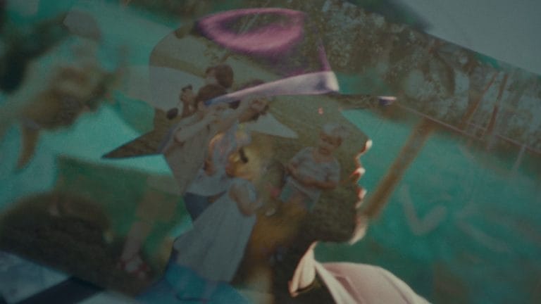 Der Reggae Musiker "DODO" zeigt im Musikvideo "Im Mai" Rückblicke.